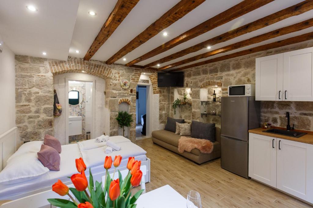 Il dispose d'une cuisine et d'un salon avec un canapé et une table. dans l'établissement Stara Kala Varos Apartment, à Split