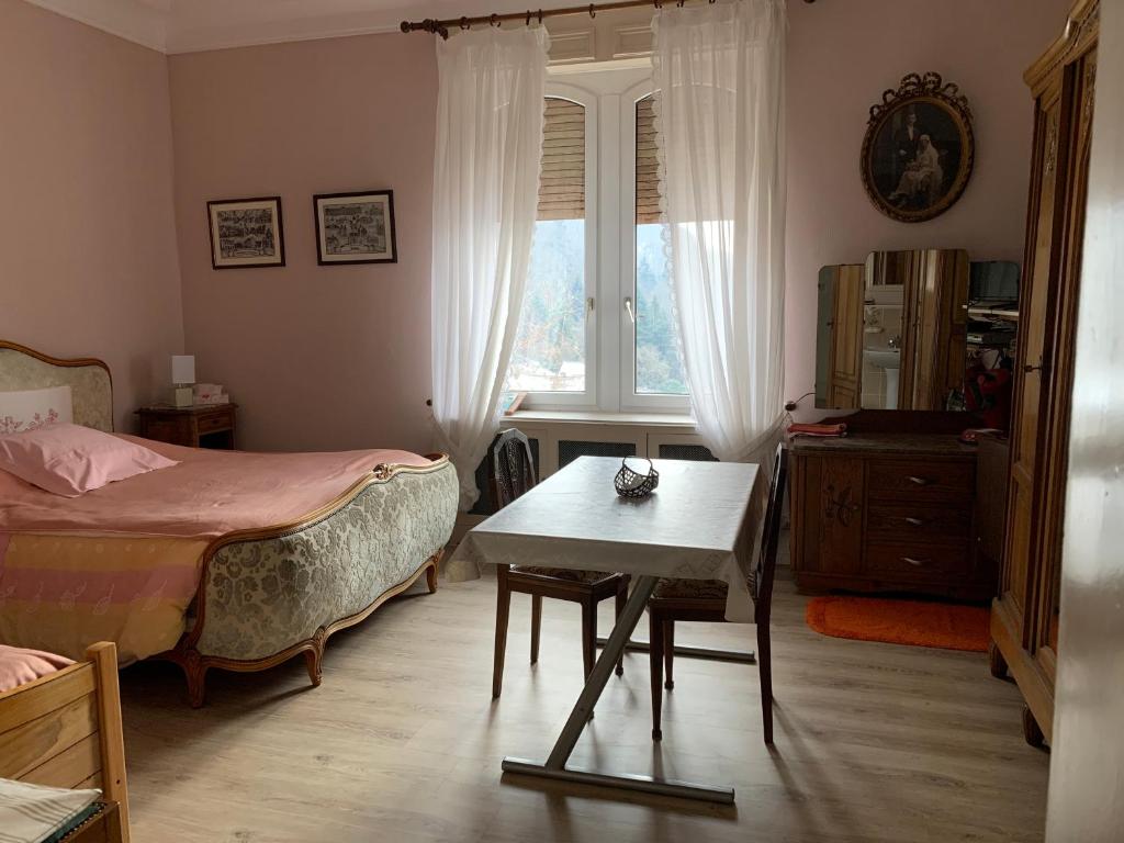 Chambre Gentiane 2 à 3 personnes wifi sdb partagée – photo 8