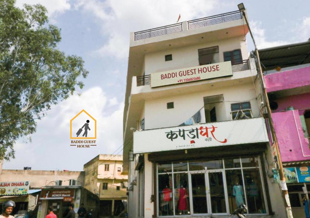 um edifício com um cartaz que diz casa de hóspedes Bond em Baddi Guest House em Baddi