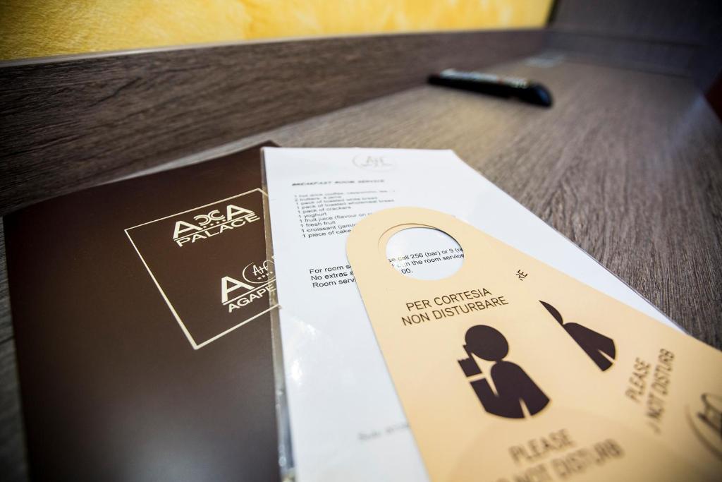 Certifikát, hodnocení, plakát nebo jiný dokument vystavený v ubytování Agape Hotel AA Hotels