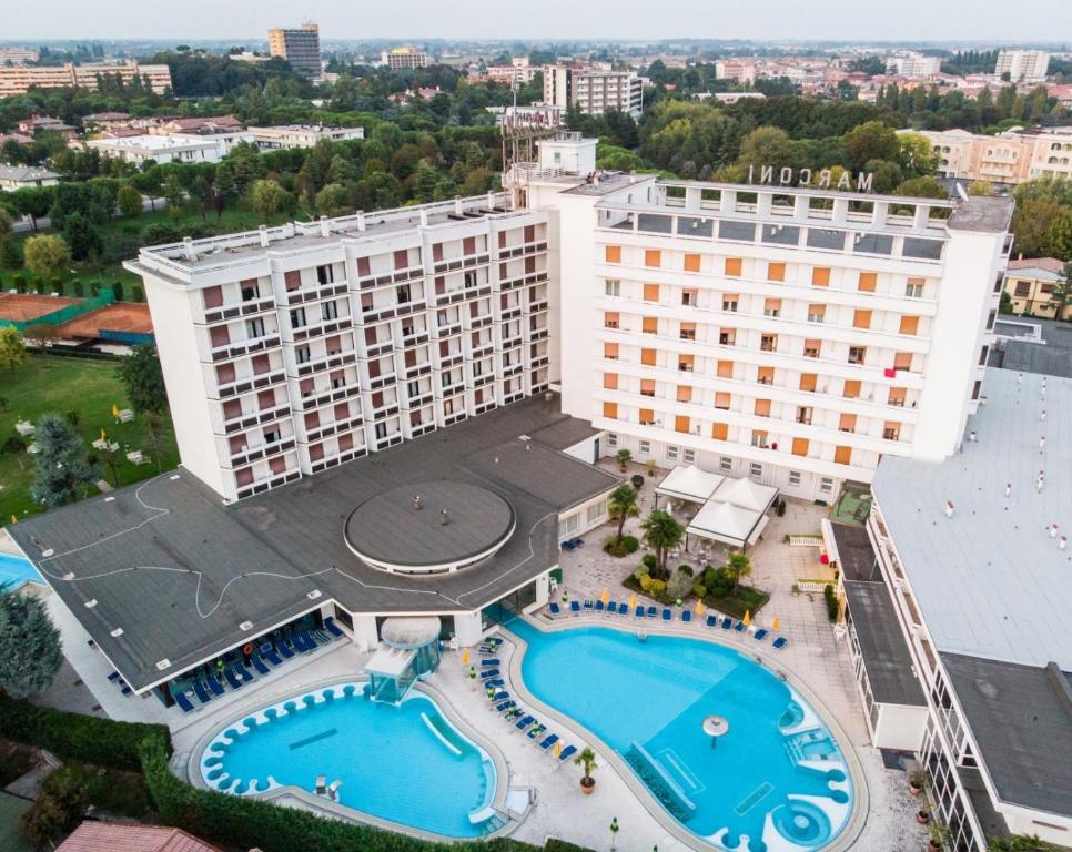 uma vista panorâmica de um hotel com duas piscinas em Hotel Terme Marconi em Montegrotto Terme