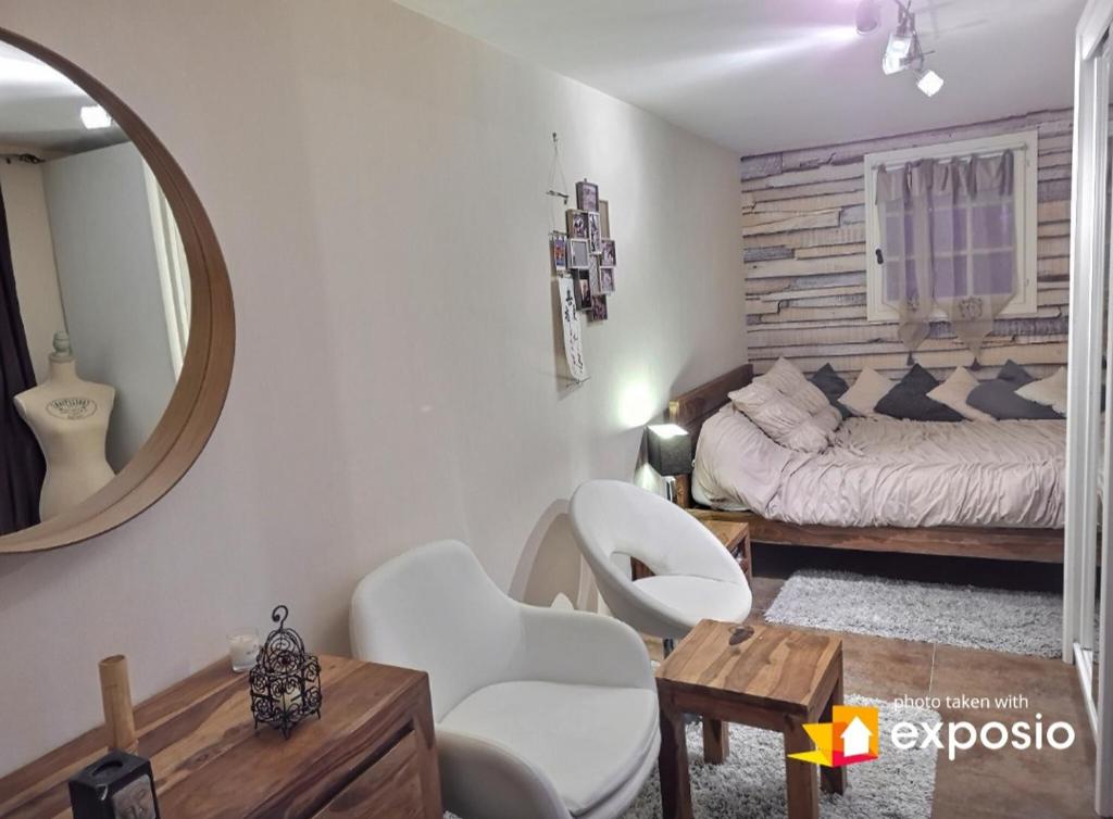 Postel nebo postele na pokoji v ubytování logement avec piscine couverte chauffée du 15 avril à octobre et spa privatifs, vue