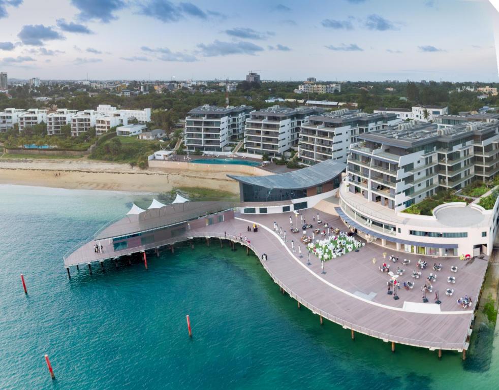 una vista aerea di un ponte sull'acqua di Hotel English Point Marina & Spa a Mombasa