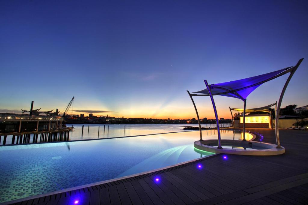 Bazén v ubytování Hotel English Point Marina & Spa nebo v jeho okolí