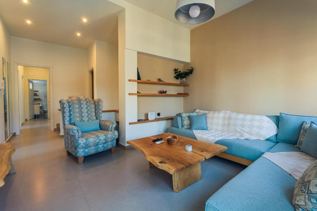 een woonkamer met een blauwe bank en een salontafel bij Upscale Modern Escape in the Historic Center in Kalamata