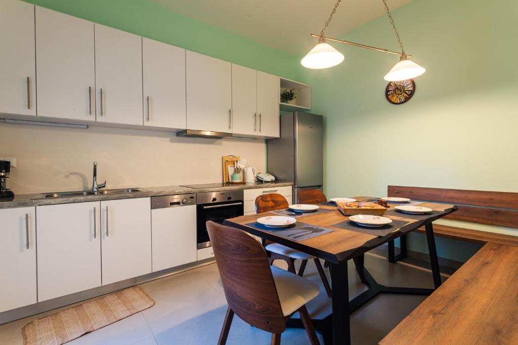 Kuchyňa alebo kuchynka v ubytovaní Upscale Modern Escape in the Historic Center
