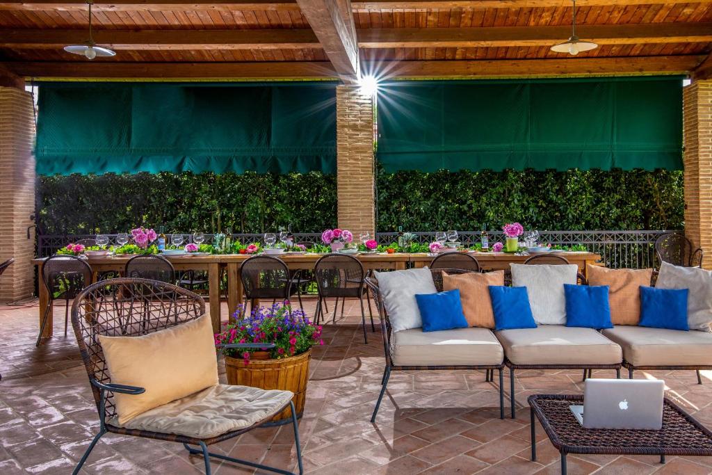 A seating area at Villa la Cornice - Homelike Villas
