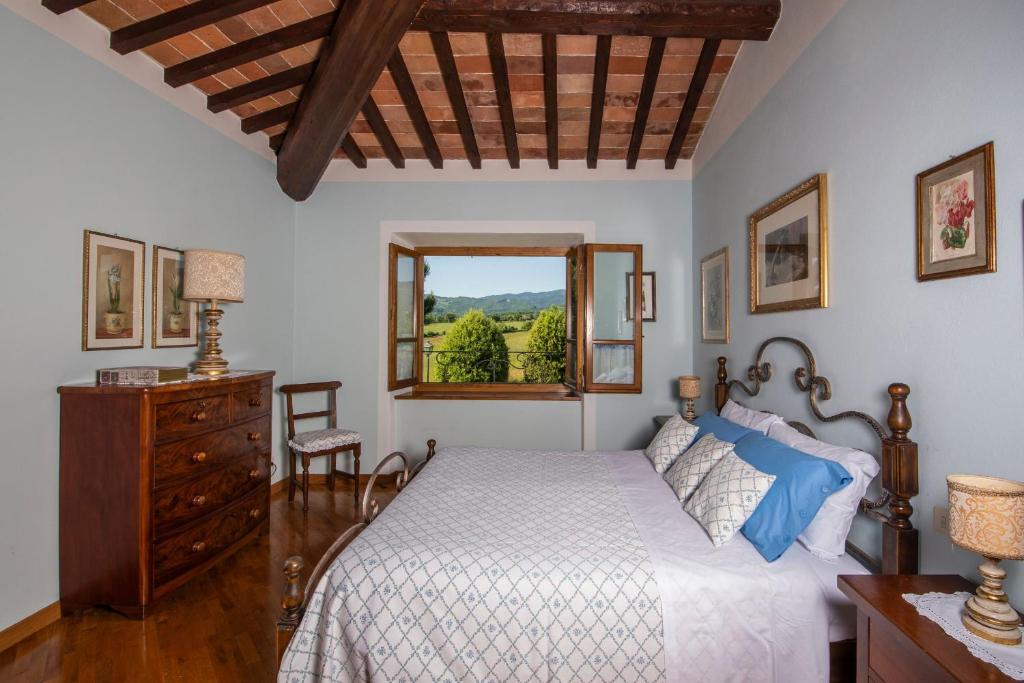 A bed or beds in a room at Villa la Cornice - Homelike Villas