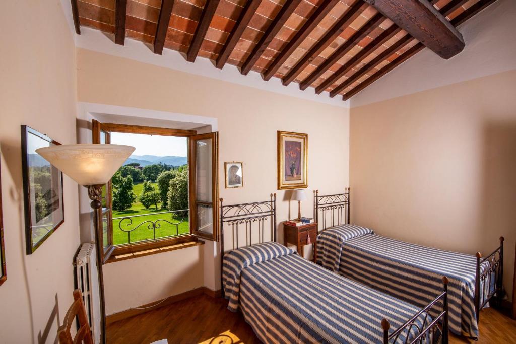 A bed or beds in a room at Villa la Cornice - Homelike Villas