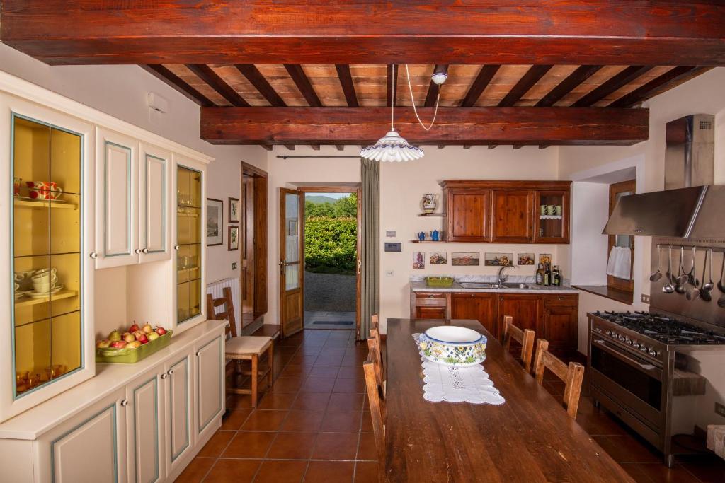 A kitchen or kitchenette at Villa la Cornice - Homelike Villas