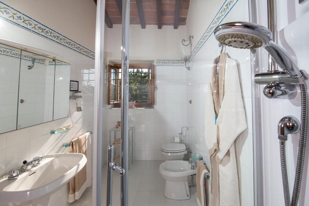 A bathroom at Villa la Cornice - Homelike Villas