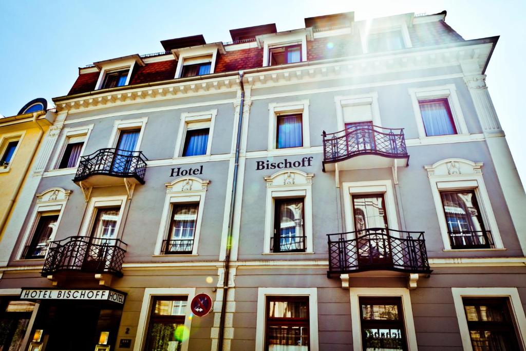 ein großes weißes Gebäude mit Balkon auf einer Straße in der Unterkunft Hotel Bischoff in Baden-Baden