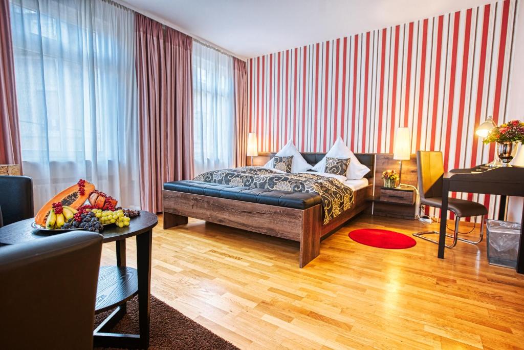 Postel nebo postele na pokoji v ubytování Suiten Hotel Dependance Laterne