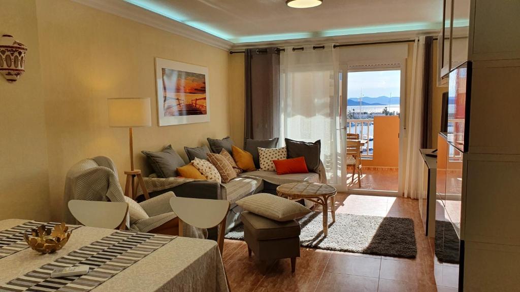 - un salon avec un canapé et une table dans l'établissement Apartamento FORTUNA La Manga, à La Manga del Mar Meno