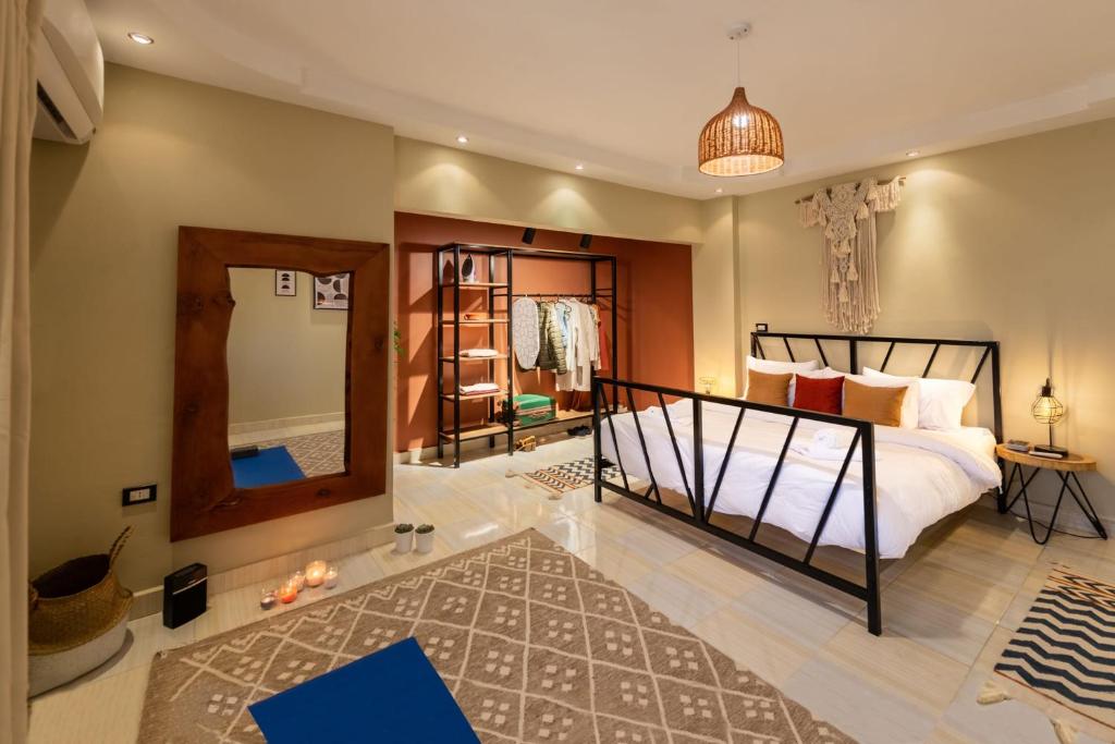 開羅的住宿－Play Foosball & Do Yoga - 1 BR Apt 5 Min To Airport，一间卧室配有一张床和一面大镜子