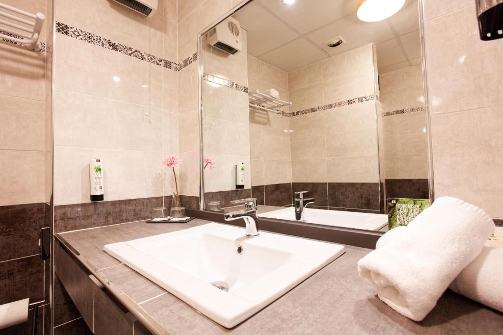 Koupelna v ubytování Sure Hotel by Best Western Beziers Le Monestie