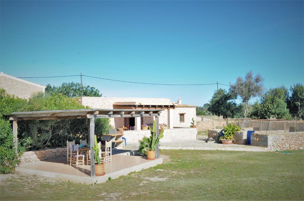 un jardín con cenador y una casa en Siamoformentera Villa Annabella, en Sant Francesc Xavier