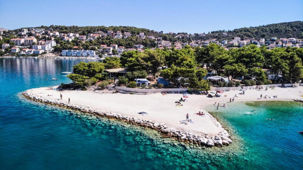 een eiland in het water met mensen op een strand bij Kamp Rožac in Trogir