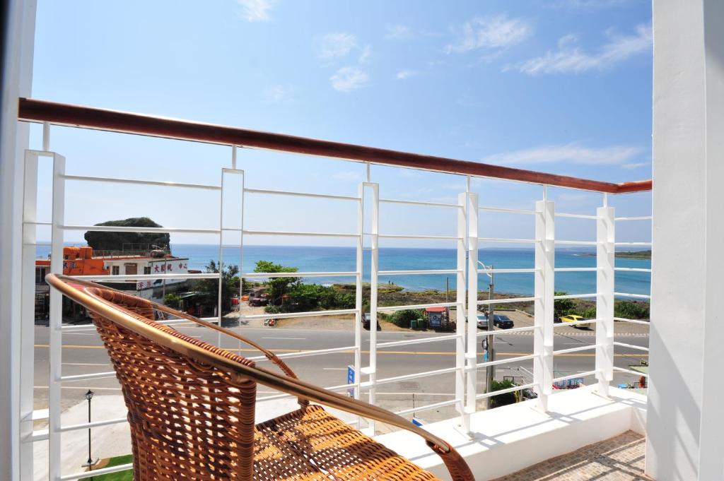 a balcony with a view of the ocean at Hang Hai B&amp;B in Eluan