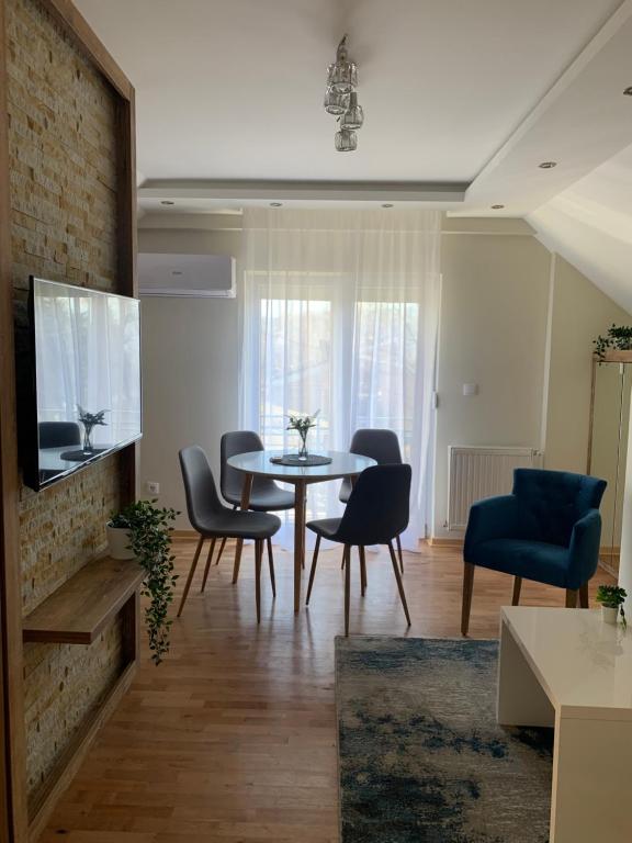 een woonkamer met een tafel en stoelen bij VIP House 1 in Vrnjačka Banja