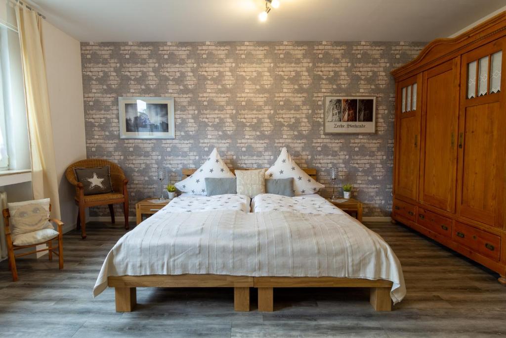 een slaapkamer met een bed en een bakstenen muur bij Ferienwohnung Nattkamp für Familien und Radbegeisterte in Oberhausen
