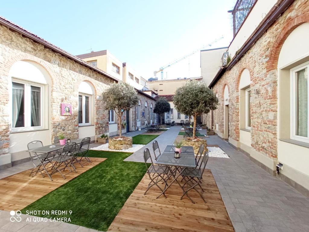 une cour avec des tables et des chaises dans l'établissement Alloggi Palmini, à Florence