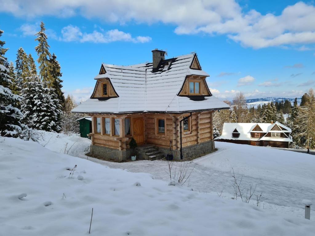a log cabin in the snow at Alpinka in Bukowina Tatrzańska