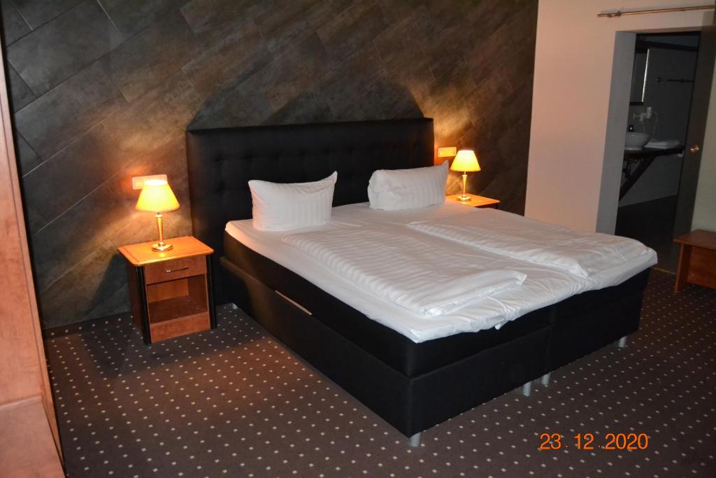 フランクフルト・アム・マインにあるホテル ツァイルのベッドルーム1室(大型ベッド1台、ナイトスタンド2台付)