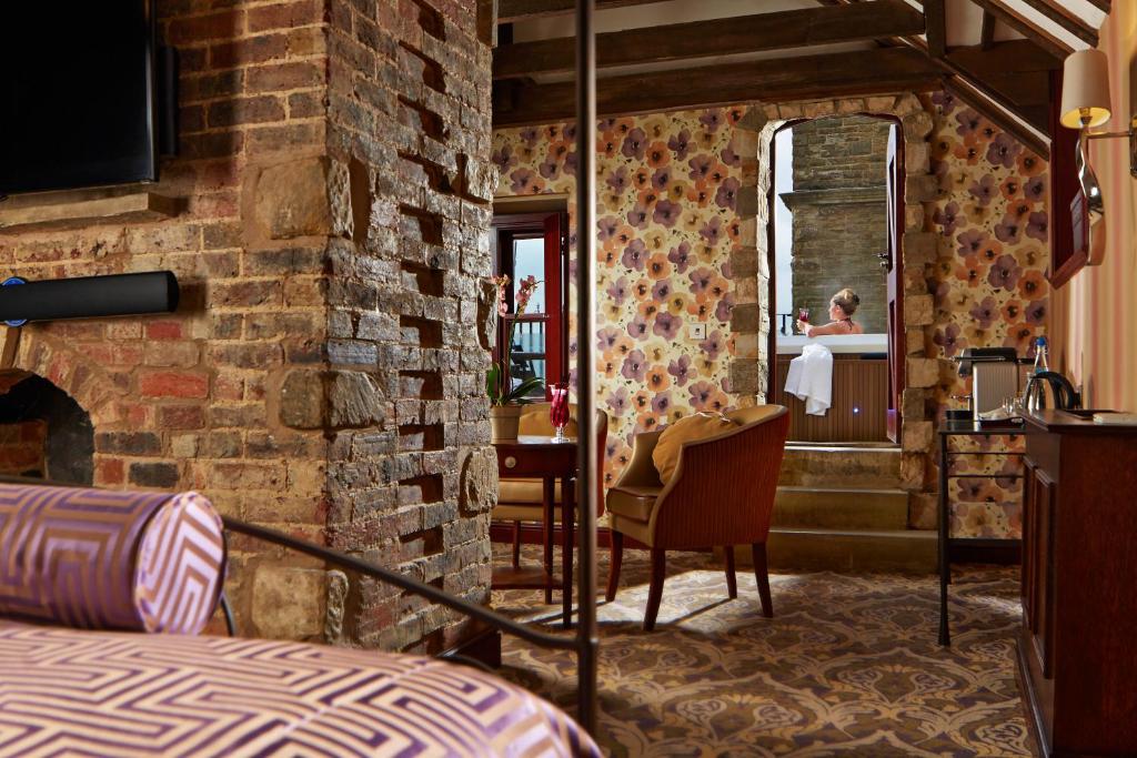 South Lodge - 