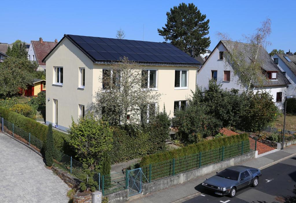 una casa con paneles solares en el techo en Am Stadtgarten, en Simmern
