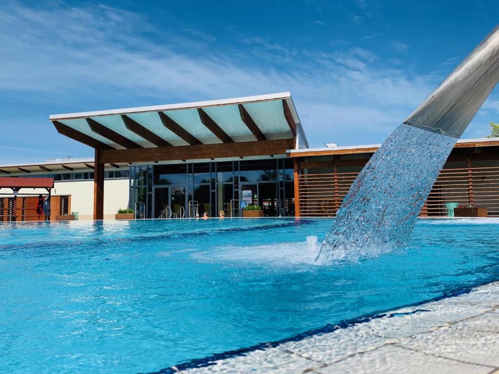 einem Brunnen vor einem Gebäude in der Unterkunft Barack Thermal Hotel and Spa in Tiszakécske