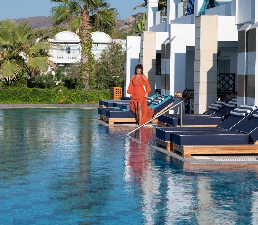 Bazén v ubytovaní Minos Imperial Luxury Beach Resort & Spa Milatos alebo v jeho blízkosti