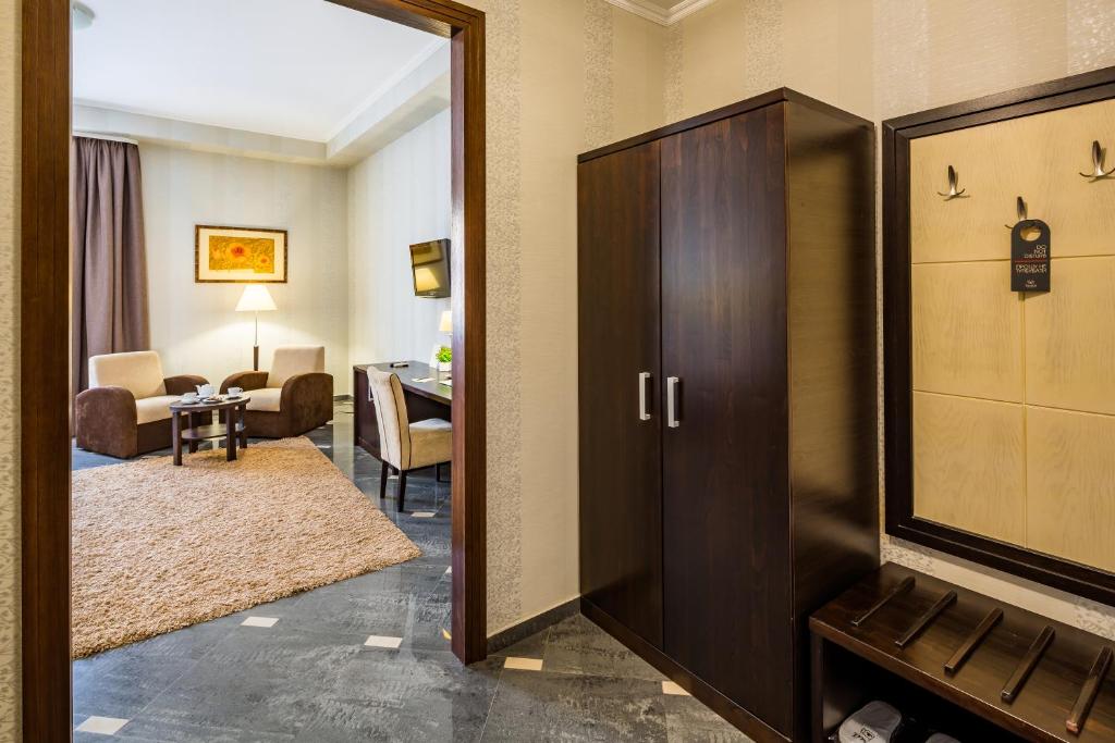 Зона вітальні в Taurus Hotel & SPA