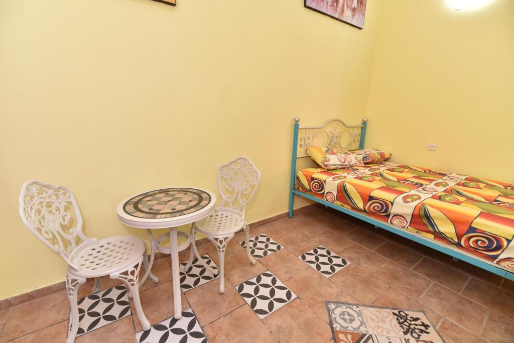 Postel nebo postele na pokoji v ubytování Corinne Hostel