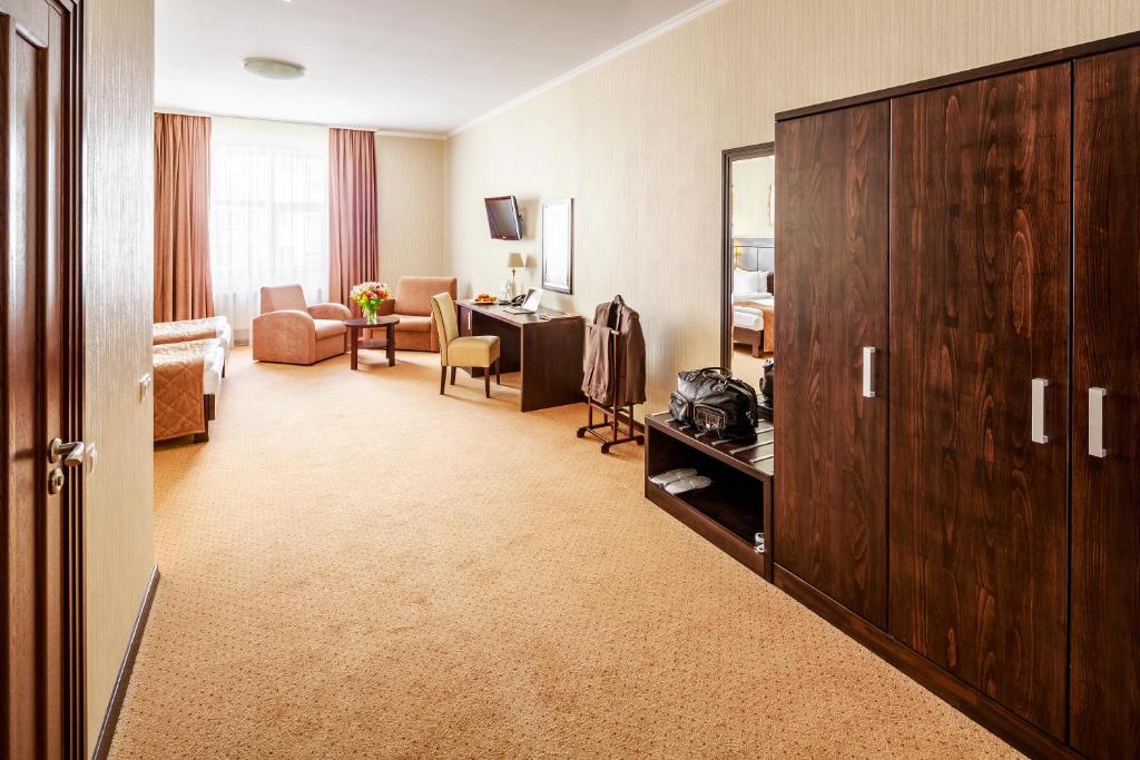 Зона вітальні в Taurus Hotel & SPA
