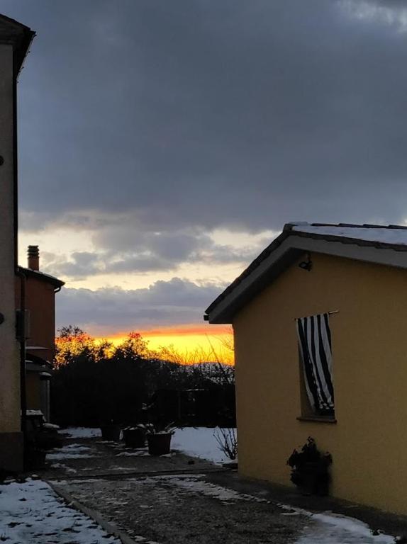 Pohľad na východ alebo západ slnka z apartmánu alebo blízkeho okolia
