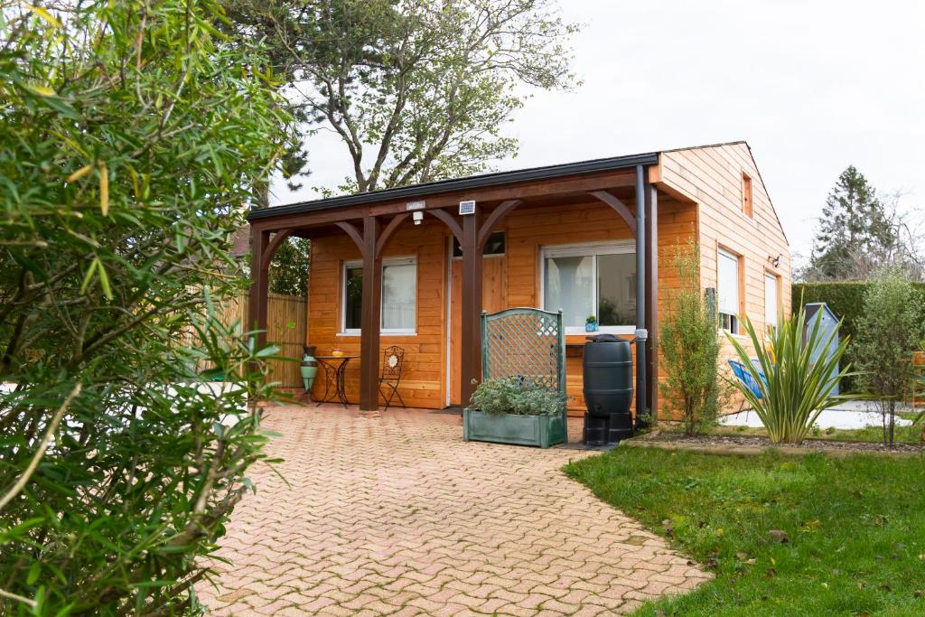 une maison avec un pavillon sur une terrasse en briques dans l'établissement Un chalet à CAEN, à Caen