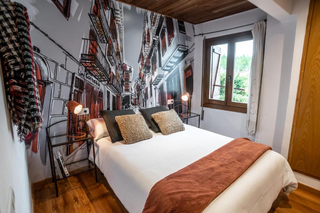 1 dormitorio con 1 cama blanca grande en una habitación en LA CASETA Turismo Rural en Morella