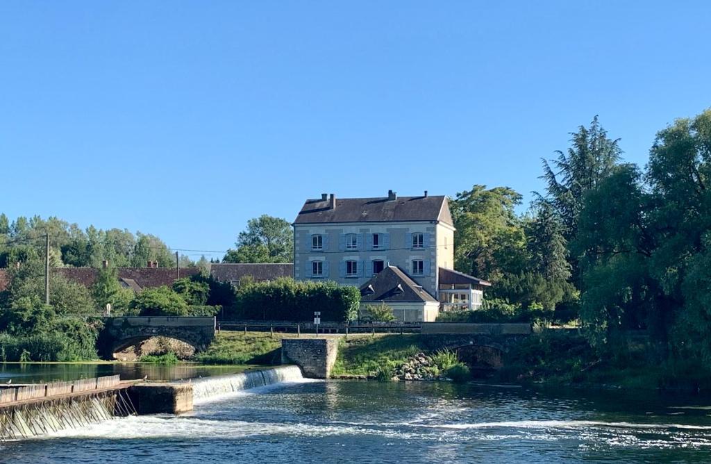 サン・ジョルジュ・シュル・シェールにあるLe Moulin Du Portの川の横に座る白い大きな建物