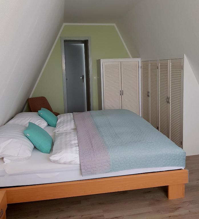 Postel nebo postele na pokoji v ubytování Harzer Finnhütte
