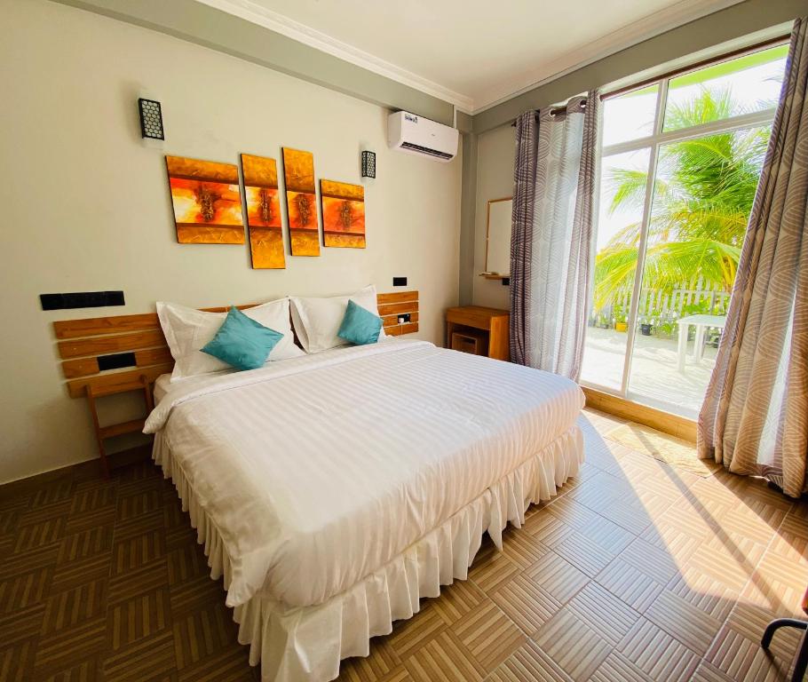 Postel nebo postele na pokoji v ubytování IRIS Beach Residence