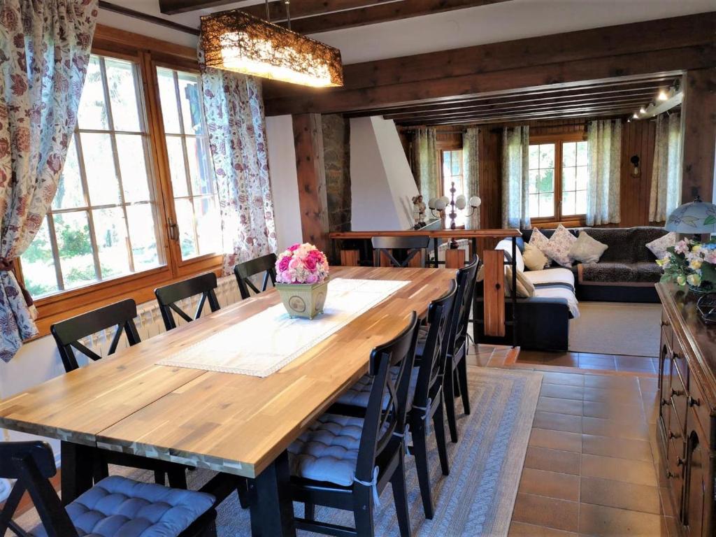 Posedenie v ubytovaní Chalet con gran jardín en Llivia