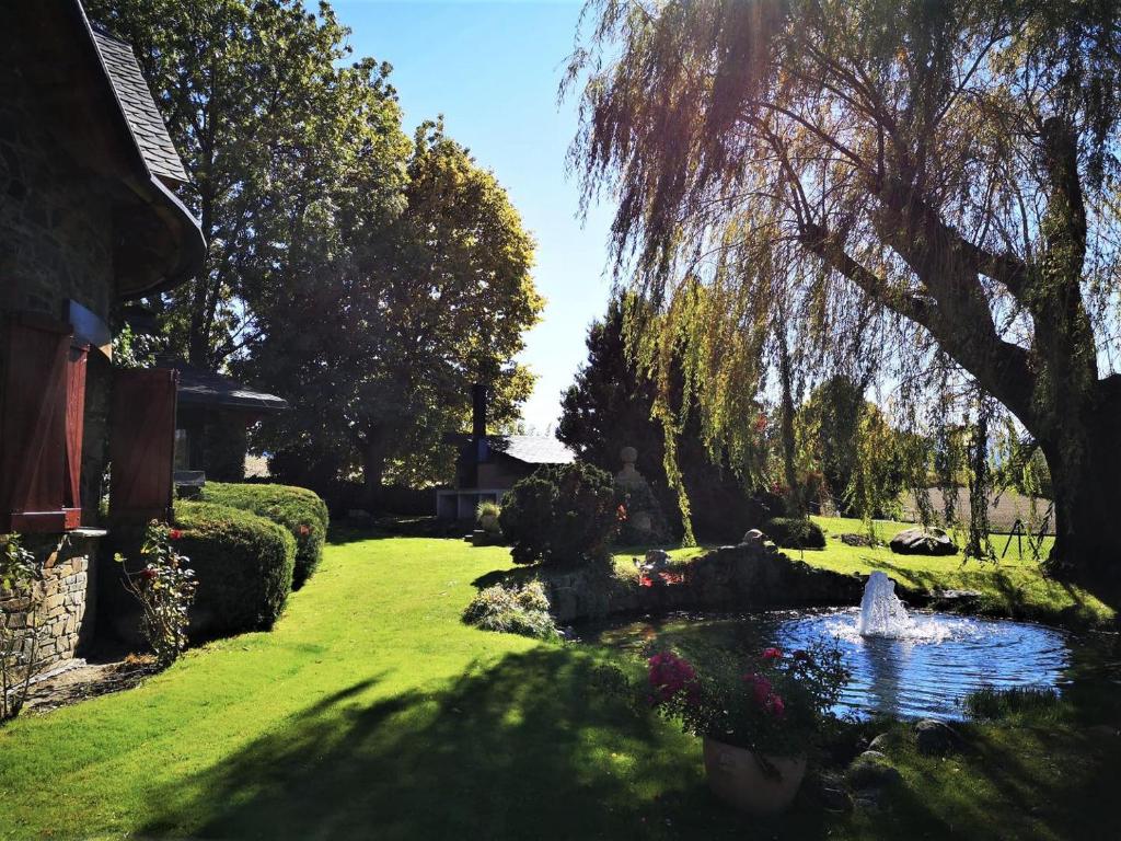 Vonkajšia záhrada v ubytovaní Chalet con gran jardín en Llivia