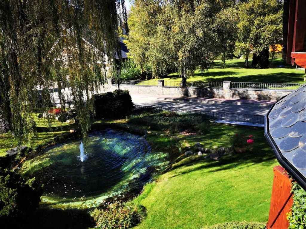 Vonkajšia záhrada v ubytovaní Chalet con gran jardín en Llivia
