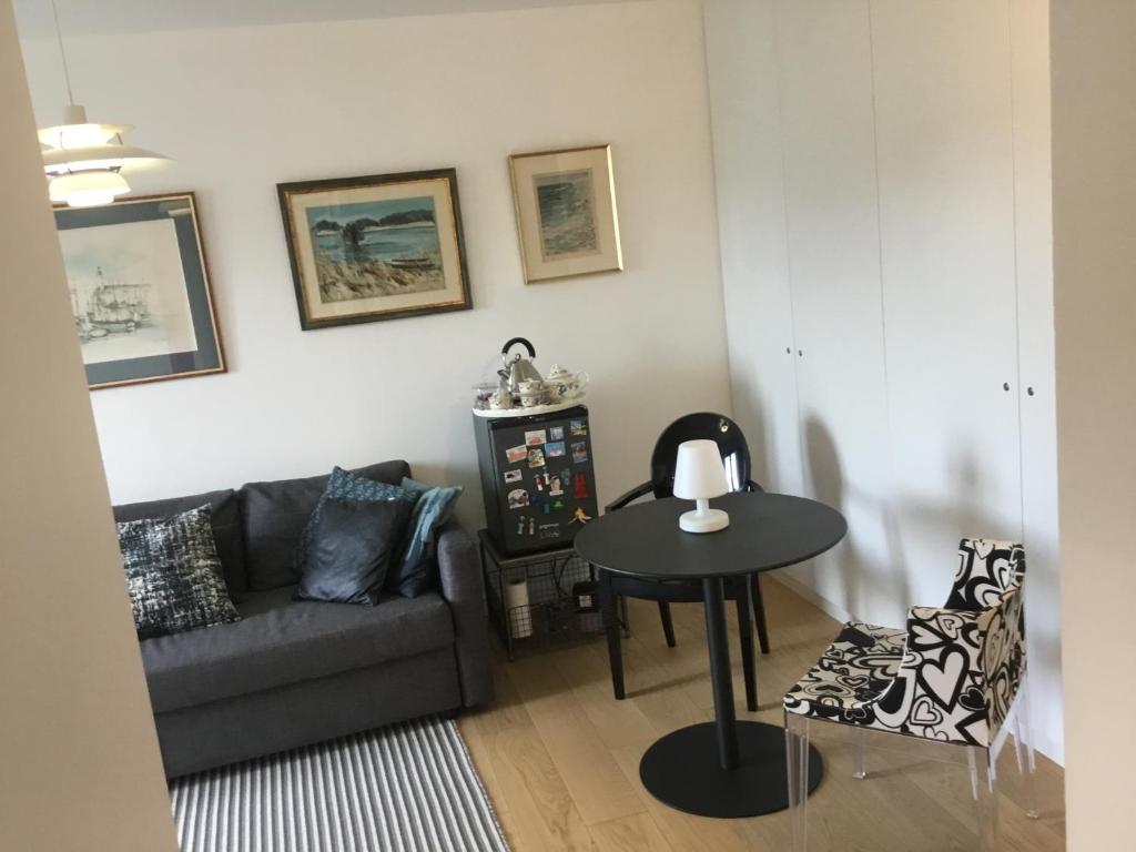 a living room with a couch and a table at Maison Fleurie in Uhart-Cize