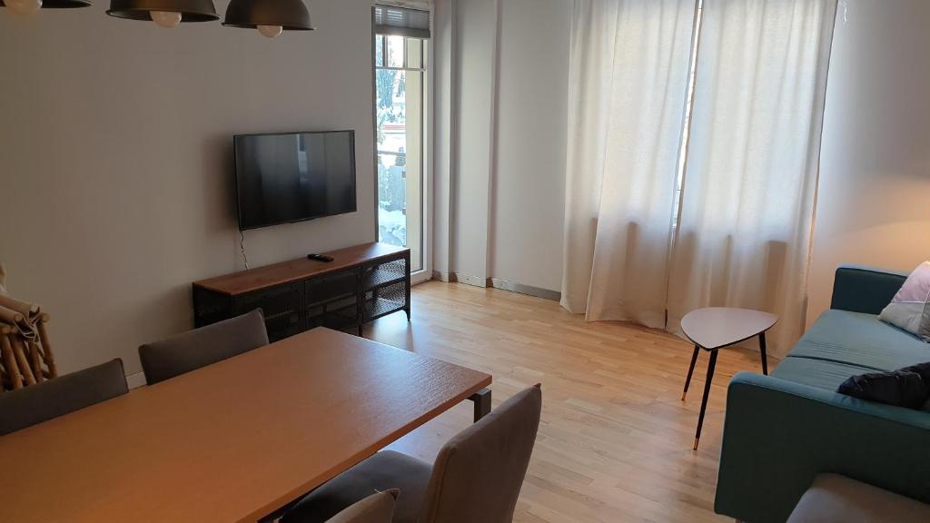 Televízia a/alebo spoločenská miestnosť v ubytovaní LAGUNA Apartament 7 Willa Maria