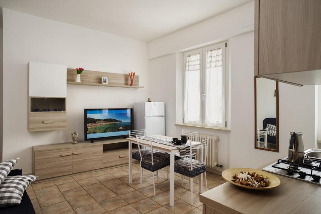 Кухня или мини-кухня в Viverenumana appartamenti la tua casa in centro a pochi passi dal mare
