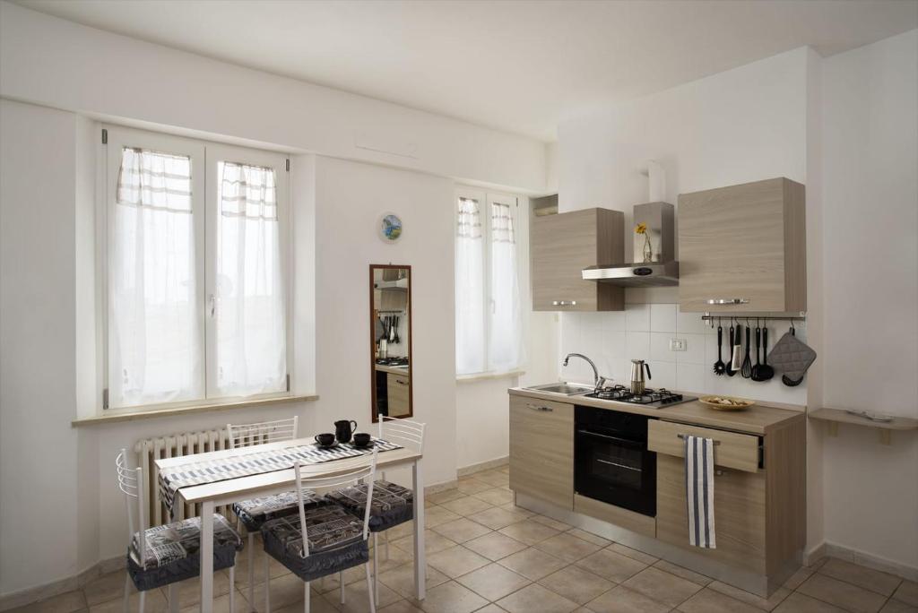 Кухня или мини-кухня в Viverenumana appartamenti la tua casa in centro a pochi passi dal mare
