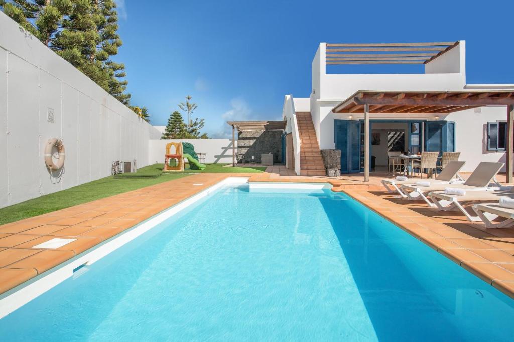 Basen w obiekcie Villa Alegranza lub w pobliżu
