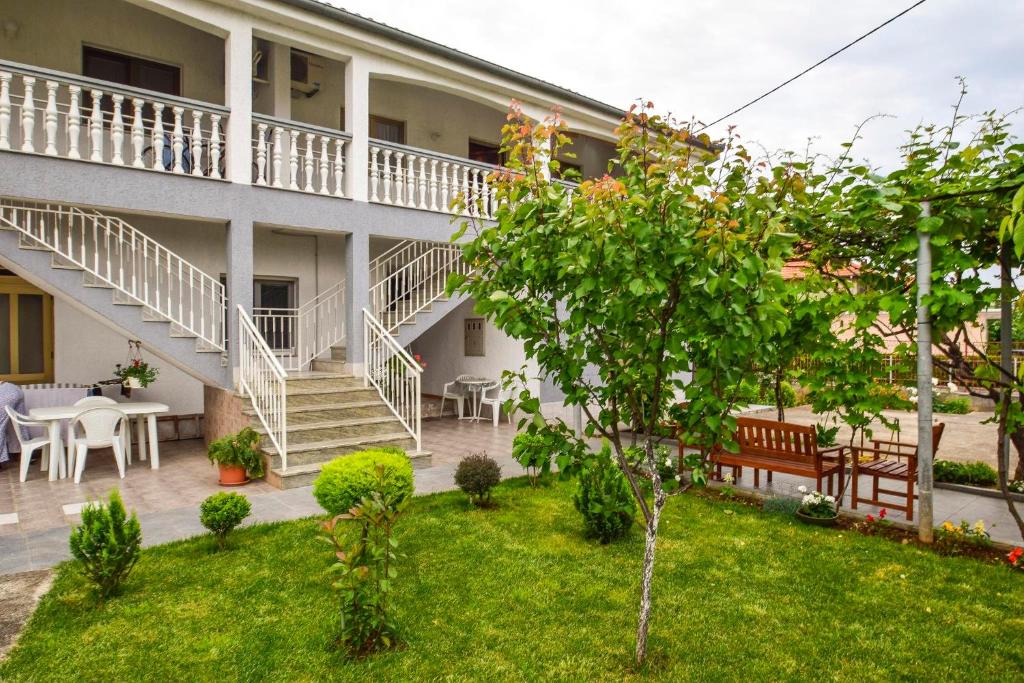 widok na dziedziniec budynku z ogrodem w obiekcie Apartments Duje Zadar w mieście Zadar